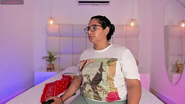 DanielleEvans  online show from 11-21-25, 11:20