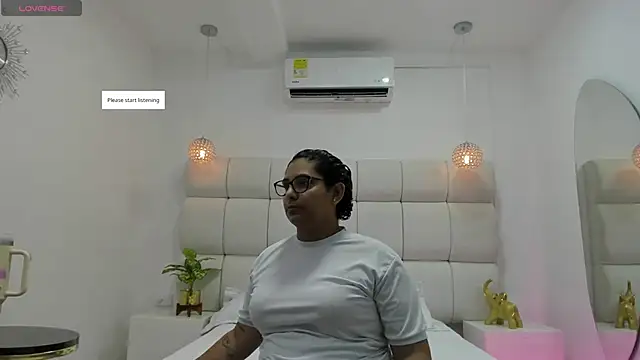 DanielleEvans  online show from 11-25-25, 11:21