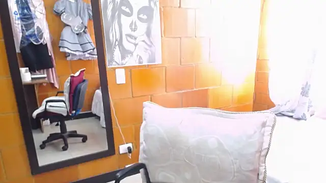 Snapshot of charlote_temple chatting on 10-22-25, 02:17 charlote temple online show from 10-22-25, 02:17