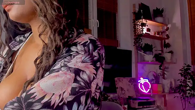 Snapshot of Ana_Peachy_ chatting on 12-17-24, 11:16 Ana Peachy online show from 12-17-24, 11:16