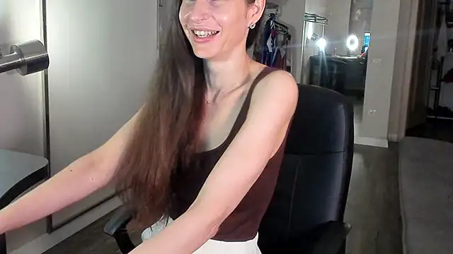Snapshot of Mila_Anders chatting on 06-27-26, 04:39 Mila Anders online show from 06-27-26, 04:39