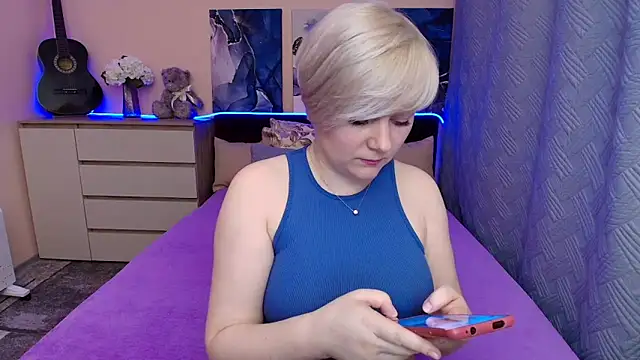 Snapshot of BlondPearl chatting on 05-14-26, 11:28 BlondPearl online show from 05-14-26, 11:28