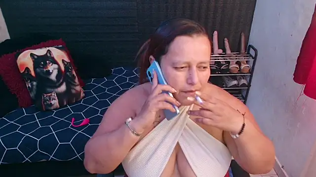 Snapshot of Diana_Lozano chatting on 01-27-25, 04:33 Diana Lozano online show from 01-27-25, 04:33