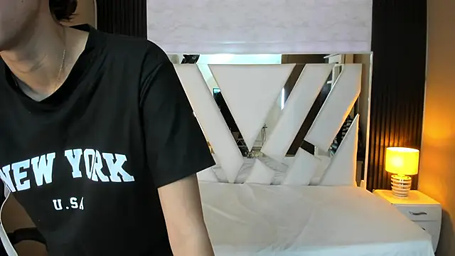 Snapshot of Linda4Petite chatting on 12-17-25, 05:52 Linda4Petite online show from 12-17-25, 05:52