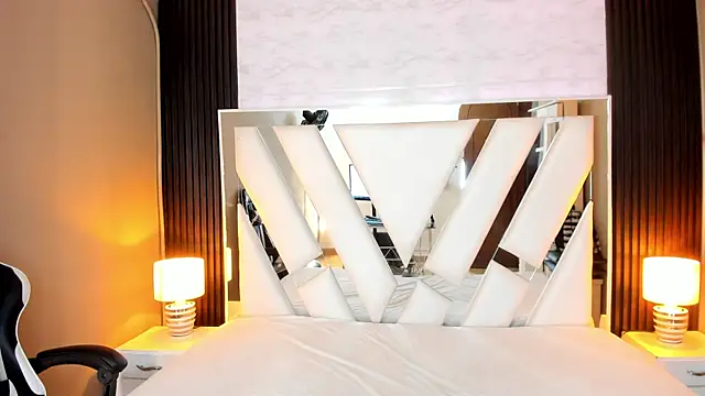 Snapshot of Linda4Petite chatting on 12-20-25, 06:15 Linda4Petite online show from 12-20-25, 06:15