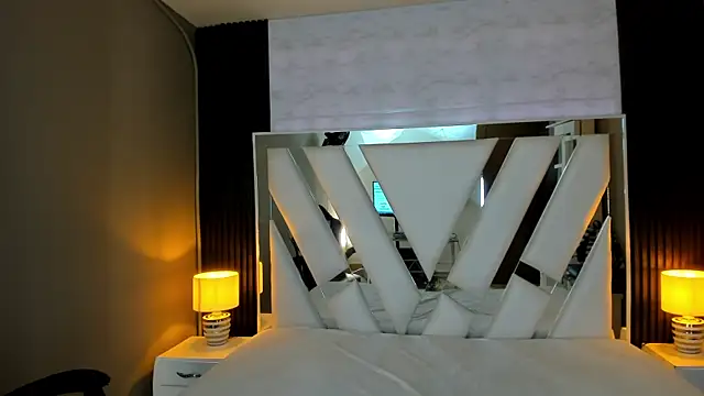 Snapshot of Linda4Petite chatting on 12-22-25, 06:05 Linda4Petite online show from 12-22-25, 06:05