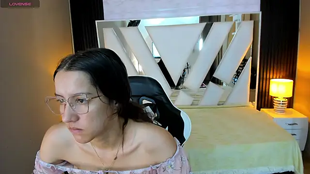 Snapshot of Linda4Petite chatting on 01-05-26, 06:55 Linda4Petite online show from 01-05-26, 06:55