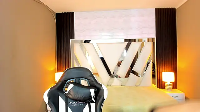 Snapshot of Linda4Petite chatting on 01-09-26, 06:21 Linda4Petite online show from 01-09-26, 06:21