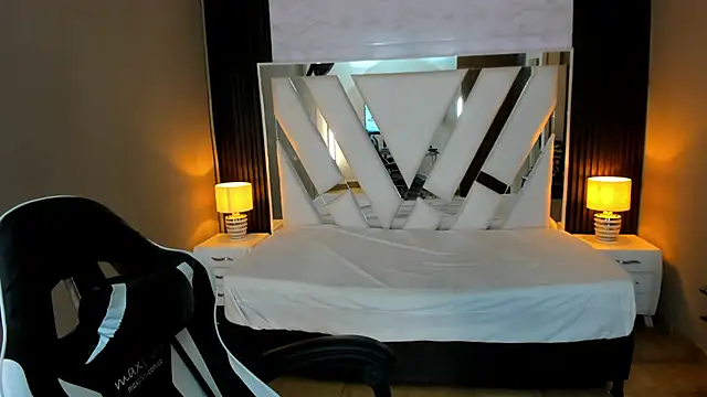 Snapshot of Linda4Petite chatting on 01-11-26, 01:38 Linda4Petite online show from 01-11-26, 01:38