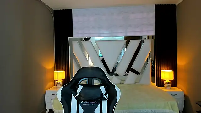 Snapshot of Linda4Petite chatting on 01-12-26, 06:35 Linda4Petite online show from 01-12-26, 06:35