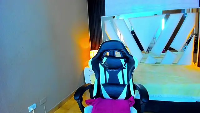 Snapshot of Linda4Petite chatting on 01-14-26, 06:35 Linda4Petite online show from 01-14-26, 06:35