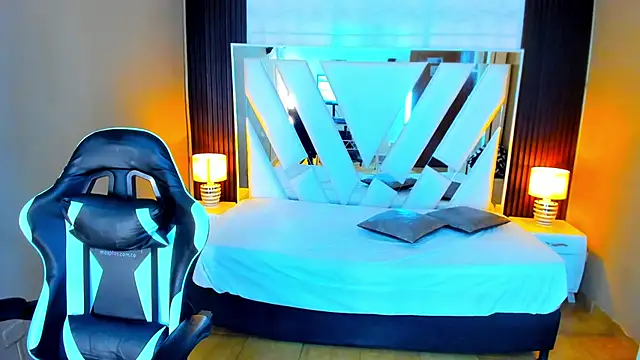 Snapshot of Linda4Petite chatting on 01-16-26, 06:34 Linda4Petite online show from 01-16-26, 06:34