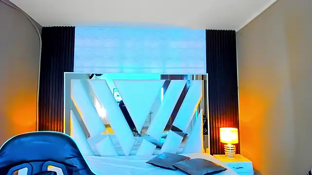 Snapshot of Linda4Petite chatting on 01-17-26, 06:11 Linda4Petite online show from 01-17-26, 06:11