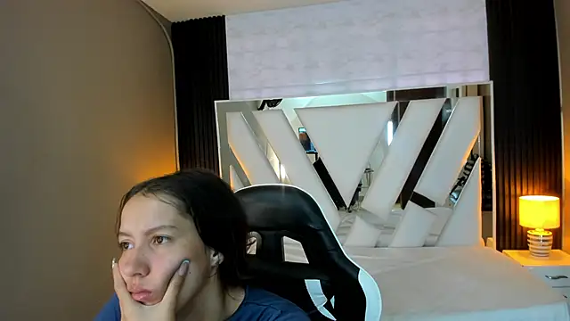 Snapshot of Linda4Petite chatting on 01-18-26, 02:21 Linda4Petite online show from 01-18-26, 02:21