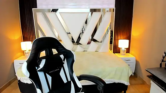 Snapshot of Linda4Petite chatting on 01-31-26, 07:11 Linda4Petite online show from 01-31-26, 07:11