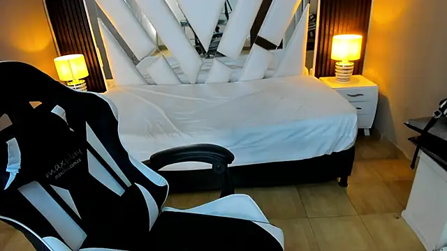 Snapshot of Linda4Petite chatting on 02-01-26, 01:53 Linda4Petite online show from 02-01-26, 01:53