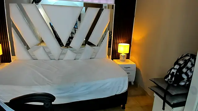 Snapshot of Linda4Petite chatting on 02-08-26, 01:14 Linda4Petite online show from 02-08-26, 01:14