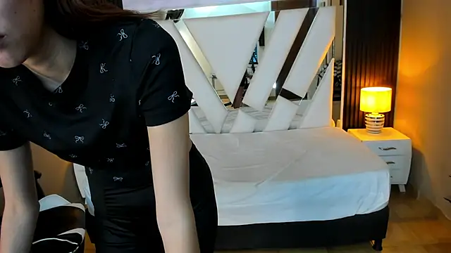 Snapshot of Linda4Petite chatting on 02-09-26, 06:01 Linda4Petite online show from 02-09-26, 06:01