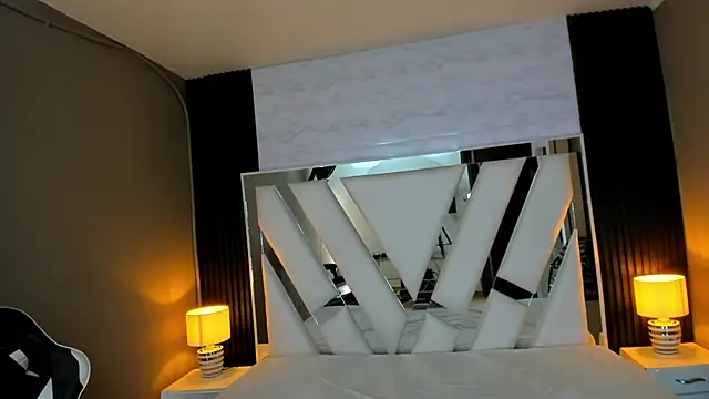 Snapshot of Linda4Petite chatting on 02-10-26, 06:12 Linda4Petite online show from 02-10-26, 06:12