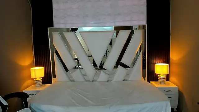 Snapshot of Linda4Petite chatting on 02-11-26, 06:13 Linda4Petite online show from 02-11-26, 06:13