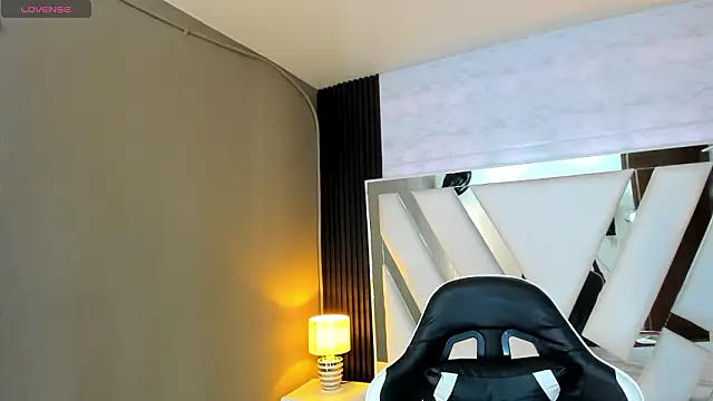 Snapshot of Linda4Petite chatting on 02-13-26, 06:15 Linda4Petite online show from 02-13-26, 06:15