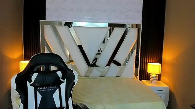 Snapshot of Linda4Petite chatting on 02-14-26, 07:10 Linda4Petite online show from 02-14-26, 07:10