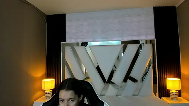 Snapshot of Linda4Petite chatting on 02-15-26, 01:31 Linda4Petite online show from 02-15-26, 01:31