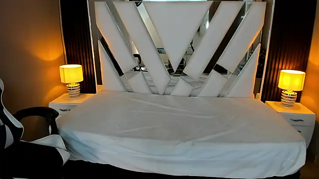 Snapshot of Linda4Petite chatting on 02-16-26, 06:04 Linda4Petite online show from 02-16-26, 06:04