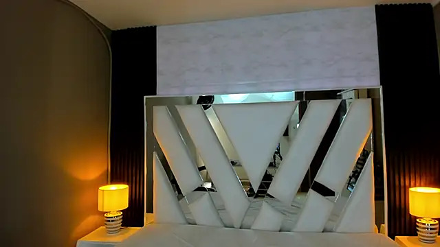 Snapshot of Linda4Petite chatting on 02-17-26, 06:03 Linda4Petite online show from 02-17-26, 06:03