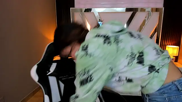 Snapshot of Linda4Petite chatting on 02-22-26, 01:42 Linda4Petite online show from 02-22-26, 01:42