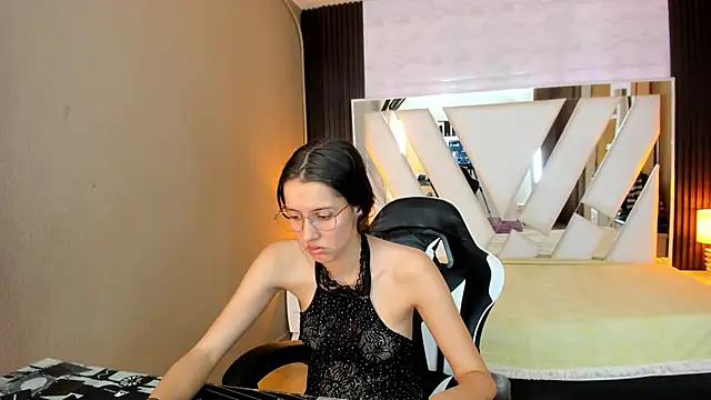 Snapshot of Linda4Petite chatting on 03-09-26, 06:34 Linda4Petite online show from 03-09-26, 06:34