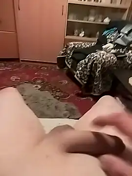 Snapshot of Robertino21cm chatting on 12-15-25, 09:41 Robertino21cm online show from 12-15-25, 09:41