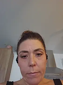 Ellie-L-Elizabeth online show from 10-17-25, 04:31