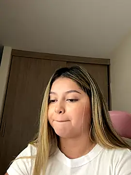 lunablossom  online show from 09-26-25, 12:58