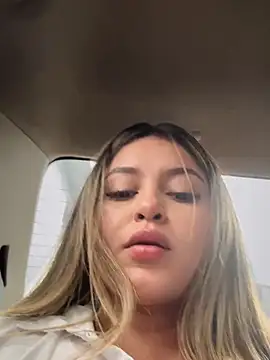 lunablossom  online show from 10-05-25, 08:51