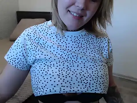 Snapshot of leeilawow chatting on 05-21-26, 06:20 leeilawow online show from 05-21-26, 06:20