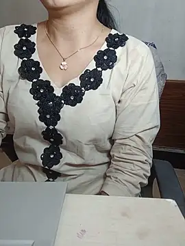 Snapshot of Chanchal--Navya chatting on 06-20-26, 06:11 Chanchal--Navya online show from 06-20-26, 06:11