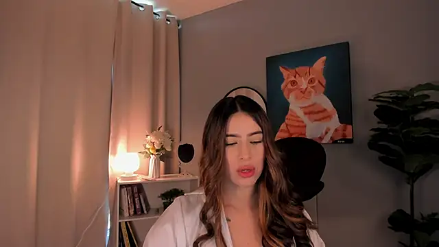 Snapshot of LiaPearce chatting on 10-28-25, 12:30 LiaPearce online show from 10-28-25, 12:30