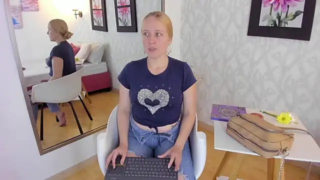 EmilySumer online show from 03-07-25, 08:33