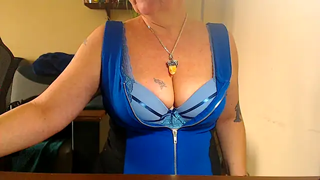 Snapshot of Diablica41 chatting on 02-25-25, 10:04 Diablica41 online show from 02-25-25, 10:04