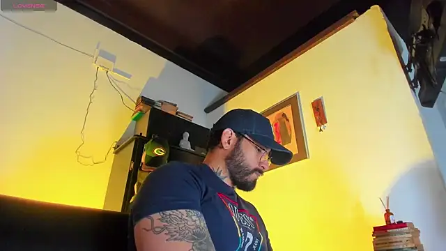 Snapshot of CamiloGray_ chatting on 12-04-25, 01:42 CamiloGray online show from 12-04-25, 01:42