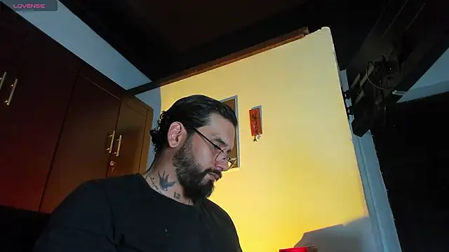 Snapshot of CamiloGray_ chatting on 02-18-26, 02:35 CamiloGray online show from 02-18-26, 02:35