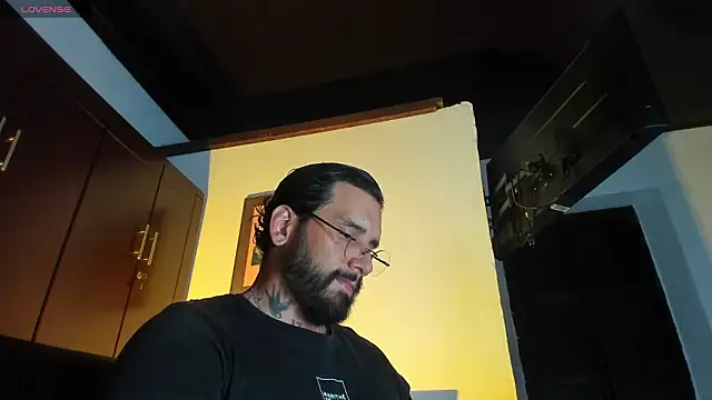 Snapshot of CamiloGray_ chatting on 03-05-26, 02:46 CamiloGray online show from 03-05-26, 02:46