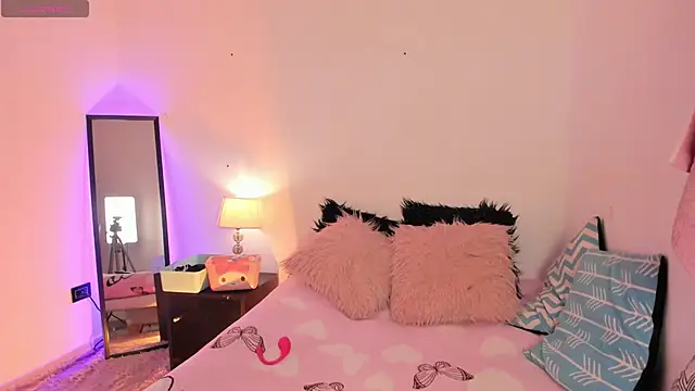 Snapshot of SophieRossi chatting on 11-05-25, 04:12 SophieRossi online show from 11-05-25, 04:12