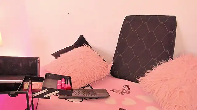 Snapshot of SophieRossi chatting on 11-26-25, 04:24 SophieRossi online show from 11-26-25, 04:24