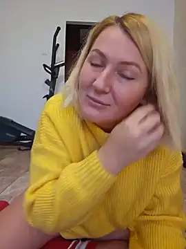 Snapshot of Marushka chatting on 12-10-24, 01:00 Marushka online show from 12-10-24, 01:00