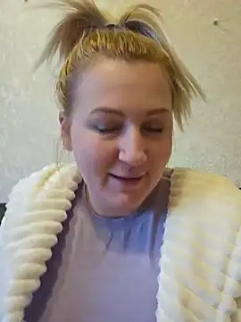 Snapshot of Marushka chatting on 12-15-24, 02:05 Marushka online show from 12-15-24, 02:05