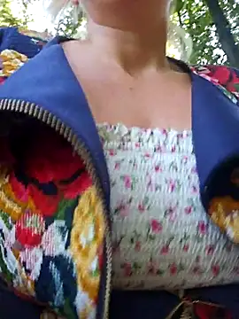 Snapshot of Marushka chatting on 09-10-25, 06:24 Marushka online show from 09-10-25, 06:24