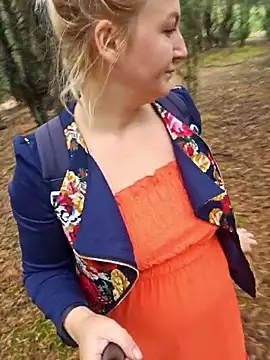 Snapshot of Marushka chatting on 09-12-25, 08:47 Marushka online show from 09-12-25, 08:47