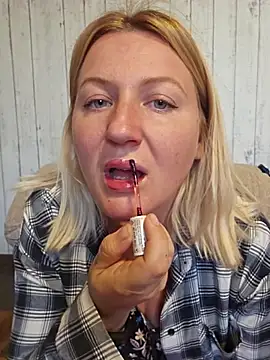 Snapshot of Marushka chatting on 09-24-25, 04:10 Marushka online show from 09-24-25, 04:10